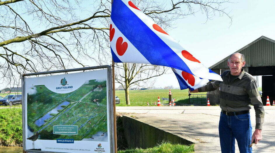 Murk Nijdam hangt de vlag uit